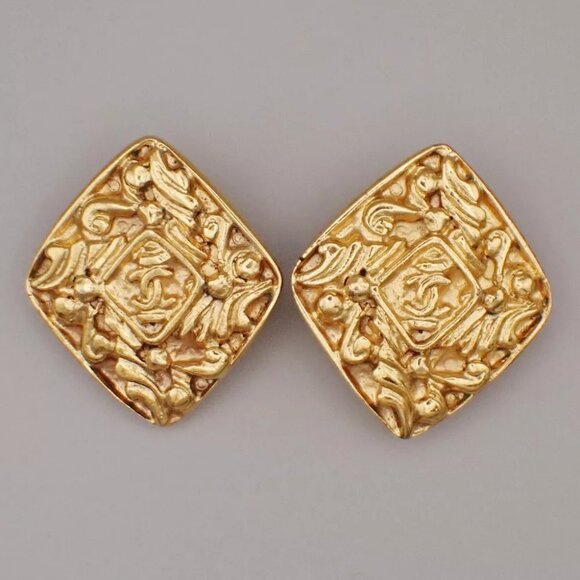 CHANEL CC Logo Diamond Shape Earrings Clip-On Gold GHW France Vintage 34YG565